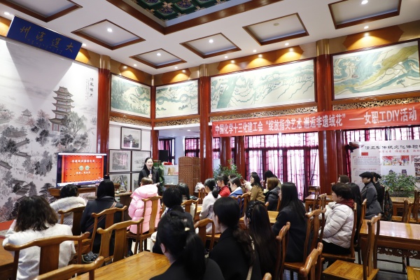 _公司工会组织“绽放指尖艺术 邂逅非遗绒花”——女职工DIY活动_副本.jpg